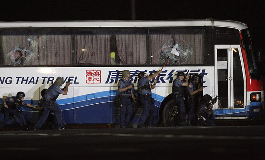 hong kong tourist trapped in bus in manila