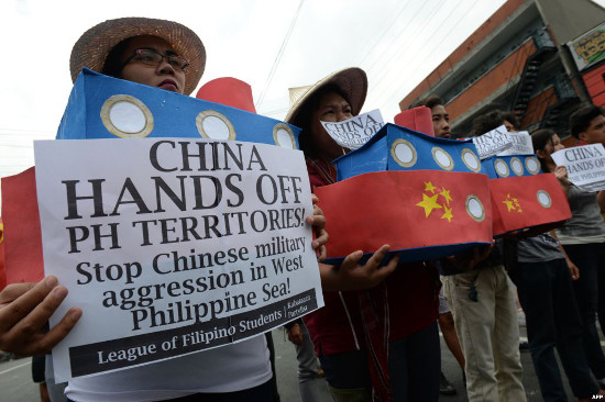 Filipino students shout anti-Chinese slogans